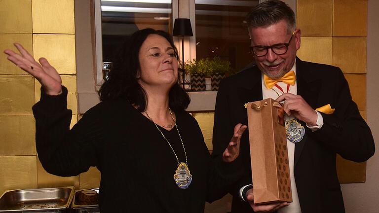 Ines Procter bekam von Präsident Rainer Müller schon einmal den KiKaG-Sessionsorden. Der Schlappmaulorden folgt am Rosenmontag 2025.