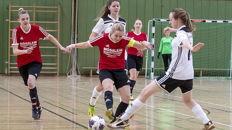 Unter Bedrängnis: Marie Theres Franz vom FC Karsbach in der Bildmitte im Spiel gegen Alzenau. Unter Bedrängnis: Marie Theres Franz vom FC Karsbach in der Bildmitte im Spiel gegen Alzenau.