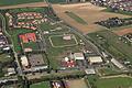 Wohnraum für bis zu 700 Menschen soll im Kessler Field bis 2026 entstehen. Auf dem Luftbild aus dem Jahr 2017 ist oben links Yorktown zu sehen, auf dem Baseballfeld bis zur Turnhalle und der ehemaligen Bowlinghalle am unteren Bildrand rechts entsteht die Wohnbebauung.