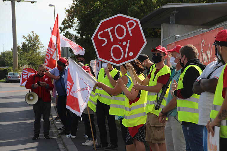 Warnstreik bei Hiestand in Gerolzhofen: Die Mitarbeiter protestierten am Donnerstag, 3. September, vor den Werktoren, nachdem die Gewerkschaft NGG zum Warnstreik aufgerufen hatte.