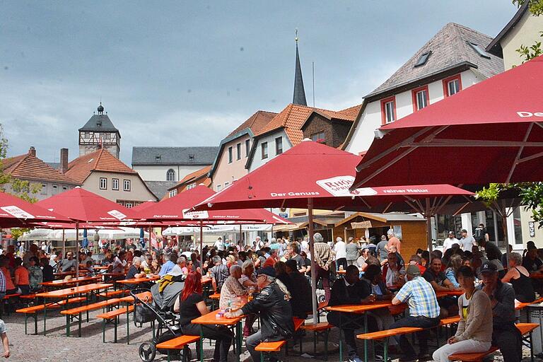 Die Biertische beim Stadtfest waren allesamt gut besetzt, die Rhöner Leckereien gefragt. Die Biertische beim Stadtfest waren allesamt gut besetzt, die Rhöner Leckereien gefragt.