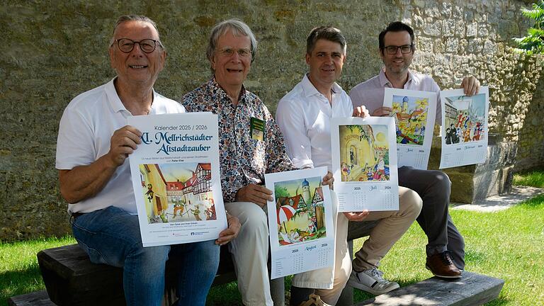Ein neuer Kalender mit Motiven aus Alt-Mellrichstadt kommt heraus. Im Bild zeigen (von links) Klaus Schemmerling vom (Förderverein der Vhs), Künstler Peter Klier, Bürgermeister Michael Kraus und der Leiter der Vhs Rhön und Grabfeld, Florian Schmitt, erste Seiten aus dem Werk 'Altstadtzauber XI'.