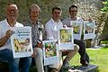 Ein neuer Kalender mit Motiven aus Alt-Mellrichstadt kommt heraus. Im Bild zeigen (von links) Klaus Schemmerling vom (Förderverein der Vhs), Künstler Peter Klier, Bürgermeister Michael Kraus und der Leiter der Vhs Rhön und Grabfeld, Florian Schmitt, erste Seiten aus dem Werk 'Altstadtzauber XI'.