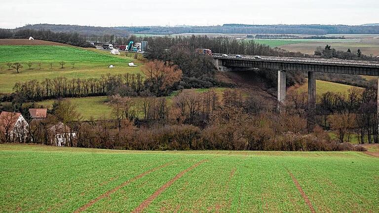 Enttäuschung in Kürnach: Ohne Lärmschutzwall wurde der Bau der neuen A 7-Brücke genehmigt. Mit dem Bescheid will man sich aber nicht abfinden und weiterkämpfen. Enttäuschung in Kürnach: Ohne Lärmschutzwall wurde der Bau der neuen A 7-Brücke genehmigt. Mit dem Bescheid will man sich aber nicht abfinden und weiterkämpfen.