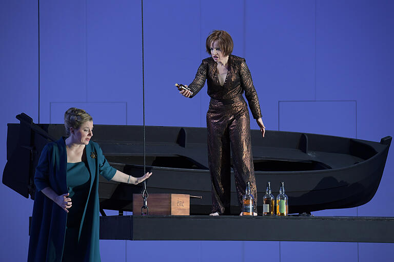 Wie es sich für Irinnen gehört, halten sie ihre Zaubertränke in Whiskey-Flaschen bereit. Claudia Mahnke (Brangäne, links) und Rachel Nicholls (Isolde). Wie es sich für Irinnen gehört, halten sie ihre Zaubertränke in Whiskey-Flaschen bereit. Claudia Mahnke (Brangäne, links) und Rachel Nicholls (Isolde).