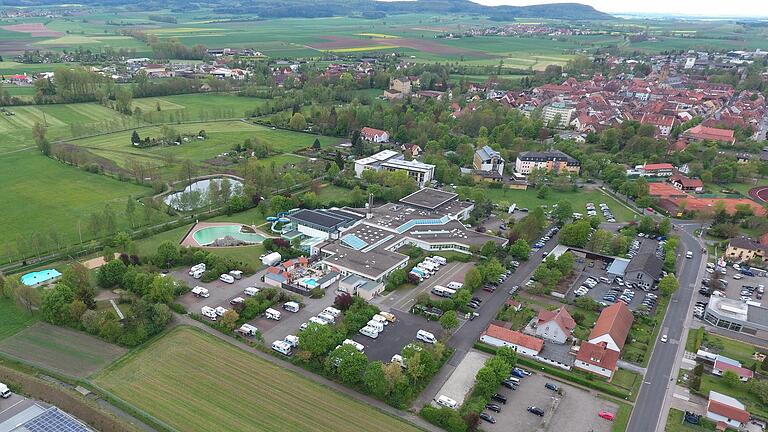 Stellplatz für Wohnmobilisten und die Frankentherme ziehen viele Besucher nach Bad Königshofen. Stellplatz für Wohnmobilisten und die Frankentherme ziehen viele Besucher nach Bad Königshofen.