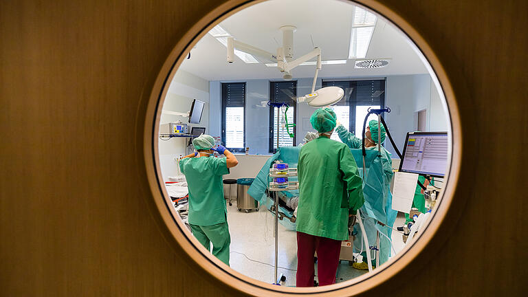 Eine schwierige Operation scheinen aktuell die Verhandlungen im Öffentlichen Dienst, sie brachten auch in der zweiten Runde kein Ergebnis. Gewerkschaften kündigten nun Streiks an. Betroffen sein könnten Krankenhäuser, Pflegeeinrichtungen, der ÖPNV oder auch Kindergärten. Eine schwierige Operation scheinen aktuell die Verhandlungen im Öffentlichen Dienst, sie brachten auch in der zweiten Runde kein Ergebnis. Gewerkschaften kündigten nun Streiks an. Betroffen sein könnten Krankenhäuser, Pflegeeinrichtungen, der ÖPNV oder auch Kindergärten. 