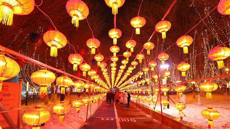 Anfang Februar fand das Laternenfest im chinesischen Bortala zur Begrüßung des neuen Jahres statt. Um eine neuerliche Verbreitung zu verhindern, durften Millionen Chinesen zum Neujahrsfest nicht zu ihren Familien reisen. Anfang Februar fand das Laternenfest im chinesischen Bortala zur Begrüßung des neuen Jahres statt. Um eine neuerliche Verbreitung zu verhindern, durften Millionen Chinesen zum Neujahrsfest nicht zu ihren Familien reisen.