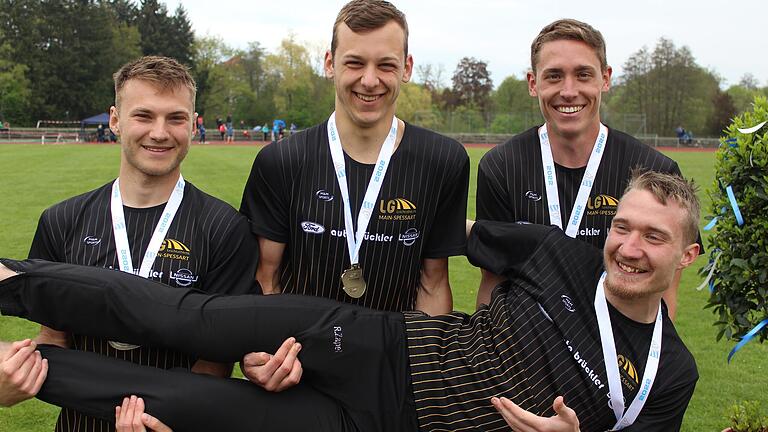 Über 4 x 400 Meter nicht zu schlagen: (hinten von links) Nick Albrecht, Elias Kriester, Philipp Heidenfelder und Rene Zapel (vorne) Über 4 x 400 Meter nicht zu schlagen: (hinten von links) Nick Albrecht, Elias Kriester, Philipp Heidenfelder und Rene Zapel (vorne)