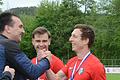 Glückwunsch vor dem Derby am 3. Mai gegen die TuS Frammersbach: Bayernliga-Spielleiter Jens Reitstetter (links) ehrt die Fußballer des TSV Karlburg –&nbsp;in diesem Fall den spielenden Co-Trainer Sebastian Fries (rechts) – für den Gewinn der Landesliga-Meisterschaft.