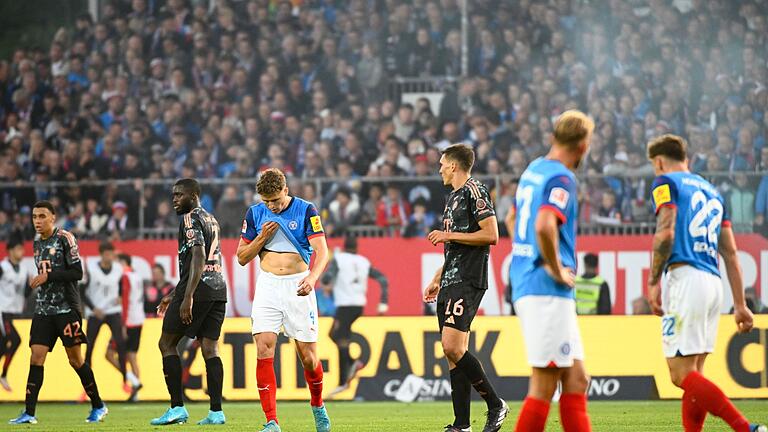 Holstein Kiel - Bayern München       -  Kiels Benedikt Pichler wischt sich nach einem erfolglosen Angriff den Schweiß vom Gesicht.