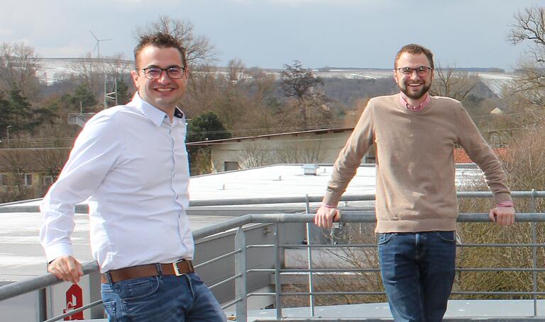 Steffen (links) und Jan-Felix Beuerlein leiten zusammen&nbsp; mit ihrem Vater Bruno die Beuerlein-Gruppe. Die Firma errichtet in Gaibach eine kleine Phovoltaikanlage auf freier Fläche.