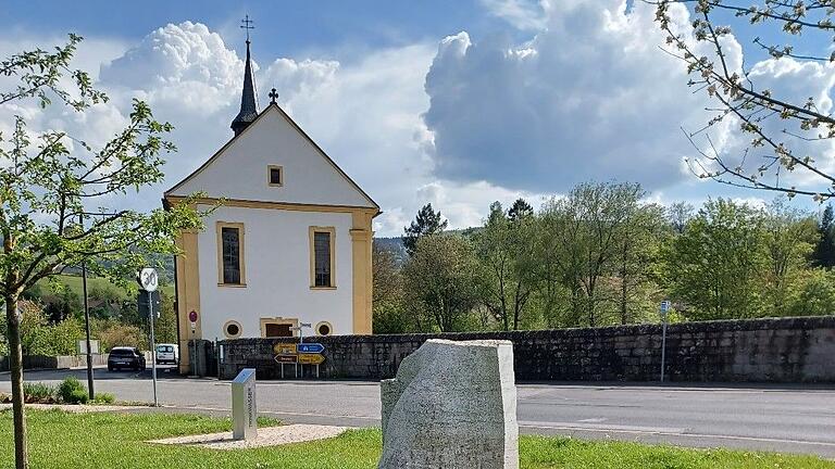 Die „Nase“ aus Muschelkalkstein ist im Sommer 2022 an der Staatlichen Berufsfachschule für Holzbildhauer in Bischofsheim entstanden. Die „Nase“ aus Muschelkalkstein ist im Sommer 2022 an der Staatlichen Berufsfachschule für Holzbildhauer in Bischofsheim entstanden.