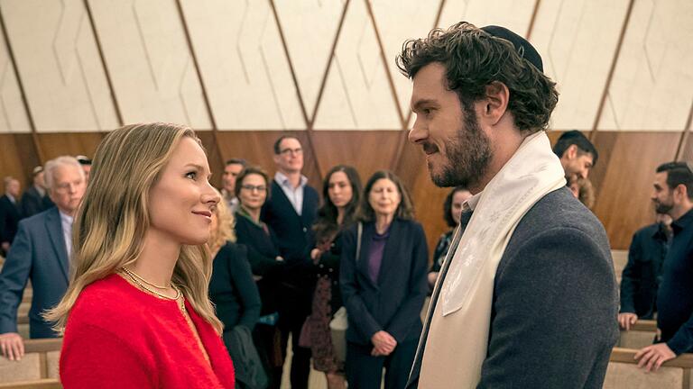 'Nobody Wants This' auf Netflix       -  Unter Beobachtung ihres Umfelds: die beiden Verliebten der Serie &bdquo;Nobody Wants This&rdquo; (Foto: Netflix)