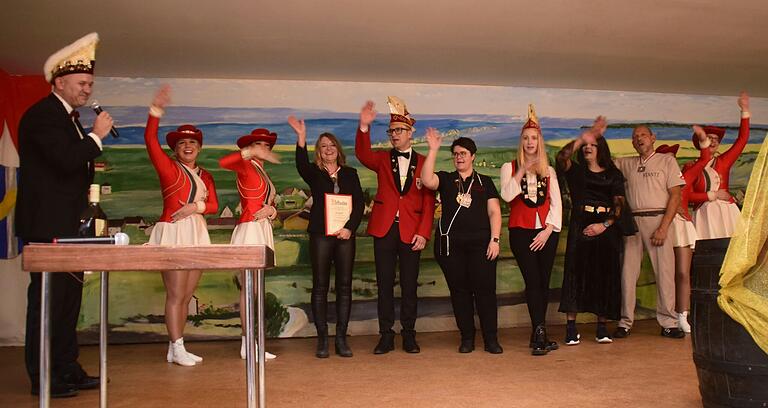 Jürgen Förster (links) durfte verdiente Galgenvögel ehren. Eingerahmt von Mitgliedern der Elferratsgarde freuten sich (von links) Iris Hönnl, Stefan Düll, Sarah Düll, Verena Dorsch, Björn Gebhard und Matthias Schultheiß. Jürgen Förster (links) durfte verdiente Galgenvögel ehren. Eingerahmt von Mitgliedern der Elferratsgarde freuten sich (von links) Iris Hönnl, Stefan Düll, Sarah Düll, Verena Dorsch, Björn Gebhard und Matthias Schultheiß.