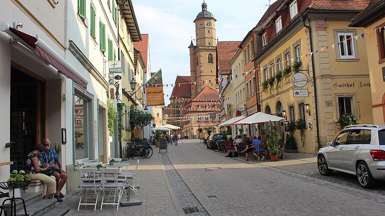 Hofheim blickt nach Volkach, wenn es um die Neugestaltung der Hauptstraße geht. Auch in Hofheim sollen Straße und Gehwege auf einem Niveau liegen, als Belag soll glattes Pflaster eingebaut werden.