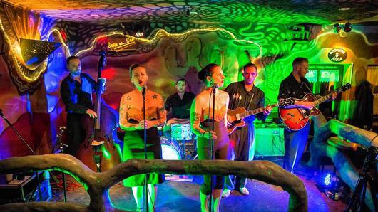 Die dritte internationale Formation aus der unterfränkischen Rockabilly-Hochburg Ebelsbach/Eltmann nennt sich „Shouting Sisters“ mit den Bandmitgliedern Marco Maas, Lily Moe, Stefan Dürrbeck, und den Geschwistern Carolina, Rene und Basti Rottmann (von links). Die dritte internationale Formation aus der unterfränkischen Rockabilly-Hochburg Ebelsbach/Eltmann nennt sich „Shouting Sisters“ mit den Bandmitgliedern Marco Maas, Lily Moe, Stefan Dürrbeck, und den Geschwistern Carolina, Rene und Basti Rottmann (von links).