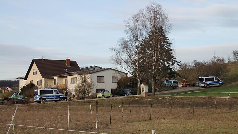 Polizeieinsatz am Mittwoch auf einem Aussiedlerhof in Wiesenfeld. Polizeieinsatz am Mittwoch auf einem Aussiedlerhof in Wiesenfeld.