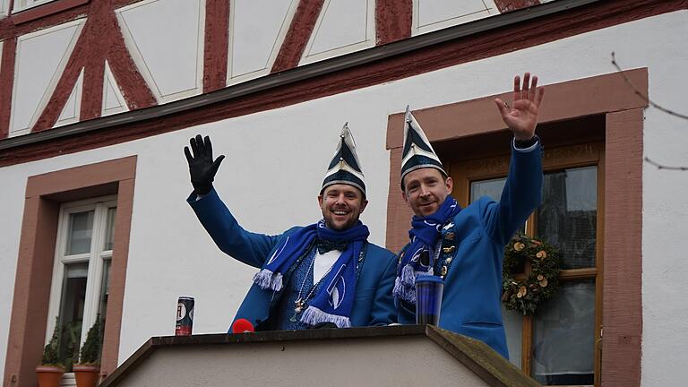 Närrische Fußgruppen und Motivwagen zogen beim Faschingszug durch Erlenbach