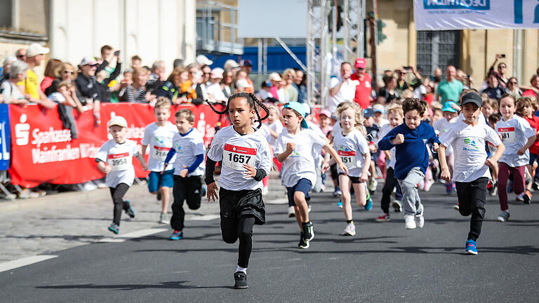 Zahlreiche Läuferinnen und Läufer nehmen am Sonntag 28.04.24 beim Kindergartenlauf von 600 Metern des Residenzlaufs in Würzburg teil.