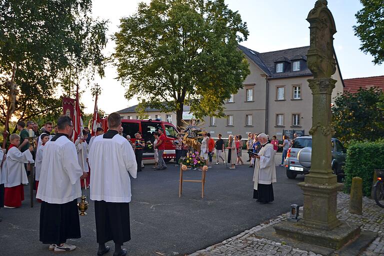 Augustinerpater Matthäus Klein und die Gläubigen bei der Lichterprozession rund um die Wallfahrtskirche Fährbrück.