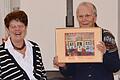 Der Künstler Peter Klier hatte für Edeltraud Rapp ein besonderes Geschenk dabei: ein Bild, das den Dichter Friedrich Schiller, die damalige Schlossherrin von Wolzogen und in der Mitte Edeltraud Rapp als die moderne Schloßherrin zeigt.