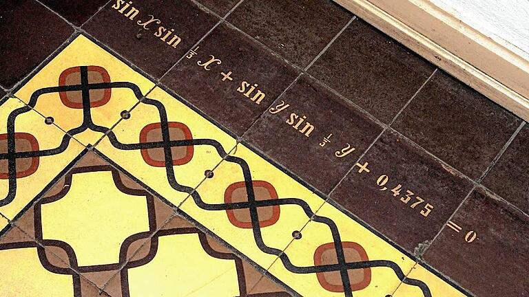 Zwei mysteriöse Formeln im Eingang der Röntgen-Gedächtnisstätte haben einen Touristen aus Australien stutzig gemacht. GUNNAR BARTSCH/ UNI WÜRZBURG Zwei mysteriöse Formeln im Eingang der Röntgen-Gedächtnisstätte haben einen Touristen aus Australien stutzig gemacht. GUNNAR BARTSCH/ UNI WÜRZBURG