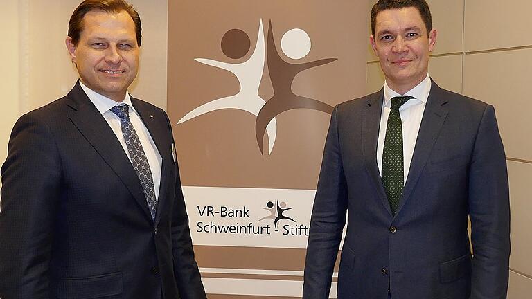 Christoph Beuter von der DZ Bank informierte beim runden Tisch der VR-Bank Stiftung über Anlagemöglichkeiten in Zeiten des Niedrigzinses. Links Bankvorstand Frank Hefner.