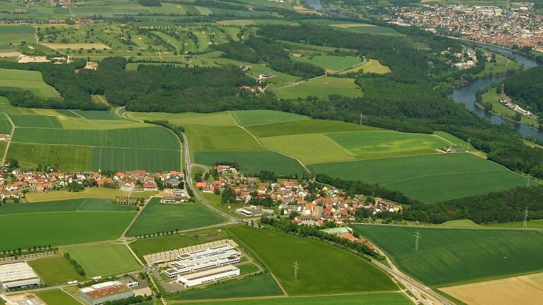 Hinter dem Altort Altfelds soll das neue Gewerbegebiet 'Söllershöhe' entstehen. Hinter dem Altort Altfelds soll das neue Gewerbegebiet 'Söllershöhe' entstehen.