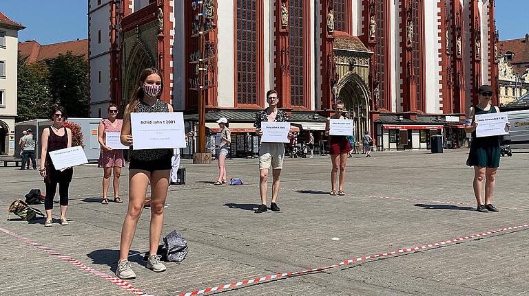 Im August hatte die Grüne Jugend mit einer Mahnwache auf dem Unteren Markt in Würzburg gegen Rassismus und Gewalt bei der Polizei demonstriert. Im August hatte die Grüne Jugend mit einer Mahnwache auf dem Unteren Markt in Würzburg gegen Rassismus und Gewalt bei der Polizei demonstriert.