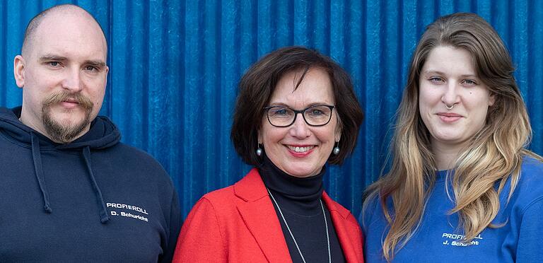 Bei der Profiroll Schuricht GmbH in Veitshöchheim gab es den Chefwechsel innerhalb der Familie: Daniel Schuricht mit Mutter Barbara (Mitte) und Ehefrau Jana. Bei der Profiroll Schuricht GmbH in Veitshöchheim gab es den Chefwechsel innerhalb der Familie: Daniel Schuricht mit Mutter Barbara (Mitte) und Ehefrau Jana.