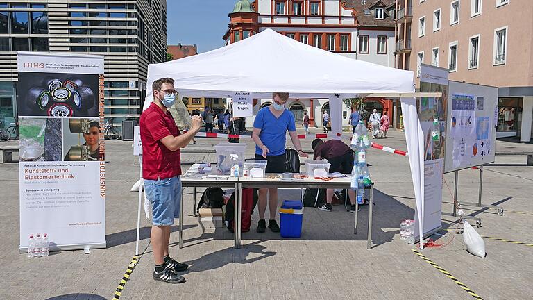 Kunststoffe gehen alle an: Studierende der FHWS informierten auf dem Würzburger Marktplatz und luden zum spielerischen Kunststoff-Trennen ein: Was kann recycelt werden und was nicht – und warum? Kunststoffe gehen alle an: Studierende der FHWS informierten auf dem Würzburger Marktplatz und luden zum spielerischen Kunststoff-Trennen ein: Was kann recycelt werden und was nicht – und warum?