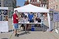 Kunststoffe gehen alle an: Studierende der FHWS informierten auf dem Würzburger Marktplatz und luden zum spielerischen Kunststoff-Trennen ein: Was kann recycelt werden und was nicht – und warum?