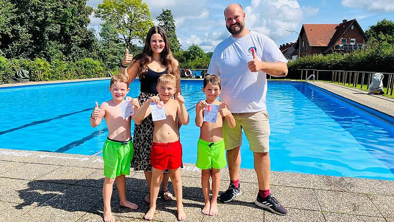 Schwimmkursleiterin Tanja Trabert und Sascha Hoffmann von der Wasserwacht Mellrichstadt freuen sich mit den stolzen&nbsp;Seepferdchen-Absolventen über den ersten Meilenstein auf dem Weg zum sicheren Schwimmen.