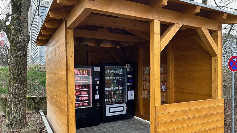 Am Ramsthaler Festplatz steht ein Weinautomat, der vom Weinbauverein betreut und bestückt wird.       -  Am Ramsthaler Festplatz steht ein Weinautomat, der vom Weinbauverein betreut und bestückt wird.