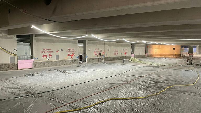 Die Sanierungsarbeiten in der Tiefgarage am Georg-Wichtermann-Platz haben am 8. Januar 2024 begonnen und dauern bis Ende März 2025. Die Sanierungsarbeiten in der Tiefgarage am Georg-Wichtermann-Platz haben am 8. Januar 2024 begonnen und dauern bis Ende März 2025.
