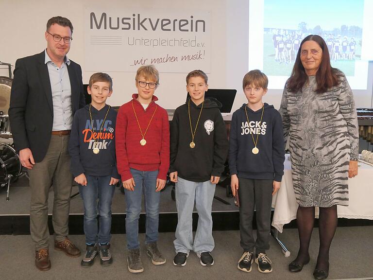 Bürgermeister Markus Schenk aus Eibelstadt (links) und die stellvertretende Bürgermeisterin Elke Weippert aus Rimpar (rechts) gratulierten dem Vierkampf-Team MU12 und damit die Meister ihrer Altersklasse bei den Unterfränkischen Bezirksmeisterschaft in Karlstadt. Zum Team gehörten Luca Felber, Julius Adelmann, Oskar Stahns und Nils Regler (2. bis 5. von links) sowie Valentin Händler (nicht auf dem Bild). Bürgermeister Markus Schenk aus Eibelstadt (links) und die stellvertretende Bürgermeisterin Elke Weippert aus Rimpar (rechts) gratulierten dem Vierkampf-Team MU12 und damit die Meister ihrer Altersklasse bei den Unterfränkischen Bezirksmeisterschaft in Karlstadt. Zum Team gehörten Luca Felber, Julius Adelmann, Oskar Stahns und Nils Regler (2. bis 5. von links) sowie Valentin Händler (nicht auf dem Bild).