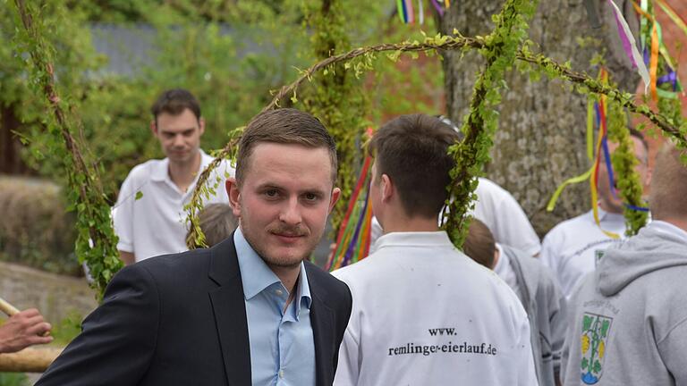 Über 50 junge, unverheiratete Männer nahmen am diesjährigen Eierlauf in Remlingen teil. Traditionell treffen sich die jungen Burschen nach dem Einsammeln der eier am Ostermontag am Schafstall um in einem festlichen Festzug mit der Kapelle Auftakt zum Marktplatz zu ziehen. Im Bild: Adrian Stenke, Zweiter Eierlauf-Bürgermeister.