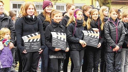 Klappe, die erste: Filmreife Hilfe erhielten die Stürmer von der Jugend.