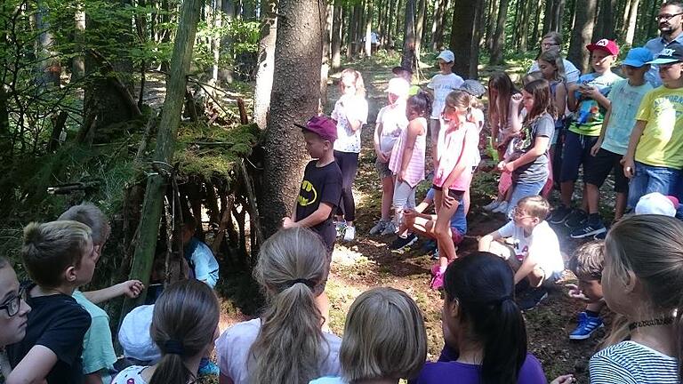 Gemeinsam wurden die Kunstwerke an der Bayerischen Schanz bei Ruppertshütten abschließend betrachtet und neue Ideen gesammelt. Gemeinsam wurden die Kunstwerke an der Bayerischen Schanz bei Ruppertshütten abschließend betrachtet und neue Ideen gesammelt.