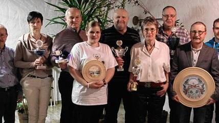Die Pokal- und Ehrenscheiben-Gewinner des Schützenvereins „Hubertus“ Untertheres (von links): Reinhard Beutel, Karoline Kimmel, Armin Werner, Eva Pfaff, Hans Bayer, Marianne Neeb, Udo Muth, Wolfgang Schad und Sebastian Dressler. Die Pokal- und Ehrenscheiben-Gewinner des Schützenvereins „Hubertus“ Untertheres (von links): Reinhard Beutel, Karoline Kimmel, Armin Werner, Eva Pfaff, Hans Bayer, Marianne Neeb, Udo Muth, Wolfgang Schad und Sebastian Dressler.