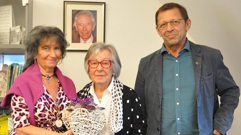 Dank und Anerkennung seitens der Kulturbühne e. V. für Ingeborg Haus (Mitte). Mit im Bild die Präsidiumsmitglieder Renate Blenk und Peter Näder.