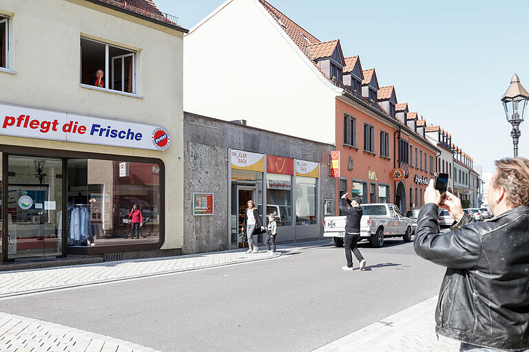 Kurt Emmerich sorgt in Heidingsfeld für musikalische Abwechslung während der Coronakrise. Auch wenn nur wenig Leute unterwegs sind, bleiben die meisten stehen, hören zu und applaudieren –natürlich mit Abstand voneinander. Kurt Emmerich sorgt in Heidingsfeld für musikalische Abwechslung während der Coronakrise. Auch wenn nur wenig Leute unterwegs sind, bleiben die meisten stehen, hören zu und applaudieren –natürlich mit Abstand voneinander.