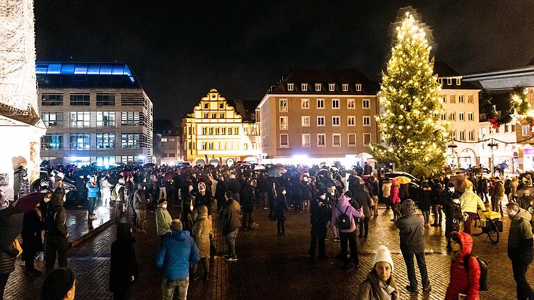 Demo unterm Weihnachtsbaum: In Würzburg gingen am Mittwoch rund 400 Menschen gegen die Corona-Politik auf die Straße. Demo unterm Weihnachtsbaum: In Würzburg gingen am Mittwoch rund 400 Menschen gegen die Corona-Politik auf die Straße.