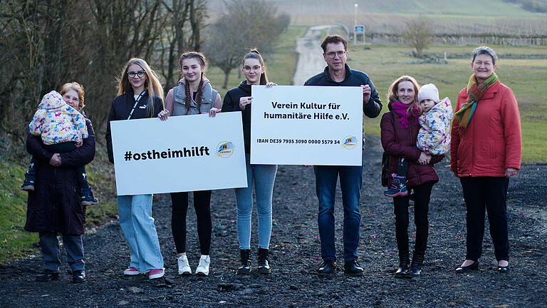 In Ostheim läuft eine groß angelegte Hilfsaktion für die Ukraine. Nachdem bereits Frauen und Kinder in Sicherheit gebracht wurden, soll die Hilfe für die Menschen vor Ort weiter gehen. Im Bild Initiator Martin Ritter (Dritter von rechts) mit Geflüchteten sowie der stellvertretenden Bürgermeisterin Karina Werner (rechts). In Ostheim läuft eine groß angelegte Hilfsaktion für die Ukraine. Nachdem bereits Frauen und Kinder in Sicherheit gebracht wurden, soll die Hilfe für die Menschen vor Ort weiter gehen. Im Bild Initiator Martin Ritter (Dritter von rechts) mit Geflüchteten sowie der stellvertretenden Bürgermeisterin Karina Werner (rechts).