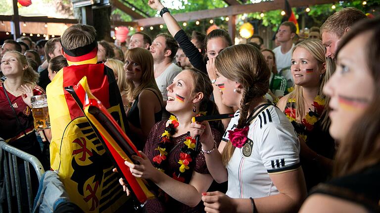 Public Viewing macht Spaß. Unser Archivbild zeigt Fans bei der WM 2014 im Zaubergarten. Public Viewing macht Spaß. Unser Archivbild zeigt Fans bei der WM 2014 im Zaubergarten.