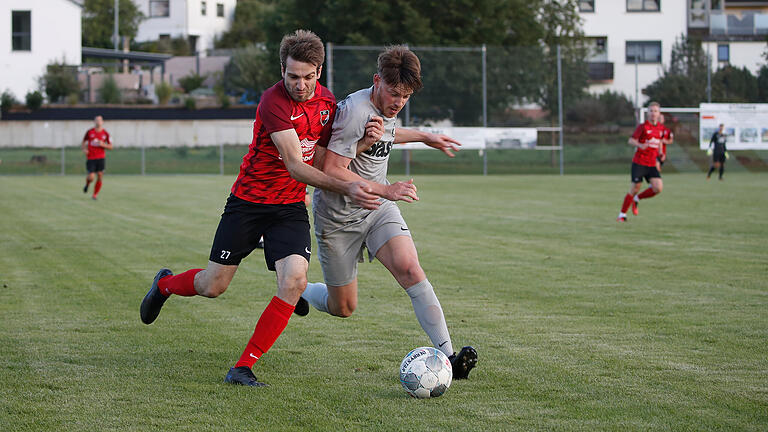 Sebastian Lehmann (links, im Laufduell mit dem Frammersbacher Steven Summa) gilt als der schnellste Spieler der Landesliga Nordwest. Sebastian Lehmann (links, im Laufduell mit dem Frammersbacher Steven Summa) gilt als der schnellste Spieler der Landesliga Nordwest.