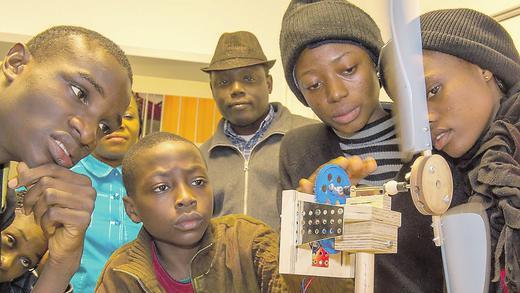 Modellversuch: Sehr interessiert zeigten sich die Gäste aus Nigeria an der Gewinnung von Energie durch die Windkraft. Ein besonderes Erlebnis war allerdings der Winterwald in der Rhön, in dem sie sogar Buchen gepflanzt haben. Modellversuch: Sehr interessiert zeigten sich die Gäste aus Nigeria an der Gewinnung von Energie durch die Windkraft. Ein besonderes Erlebnis war allerdings der Winterwald in der Rhön, in dem sie sogar Buchen gepflanzt haben.