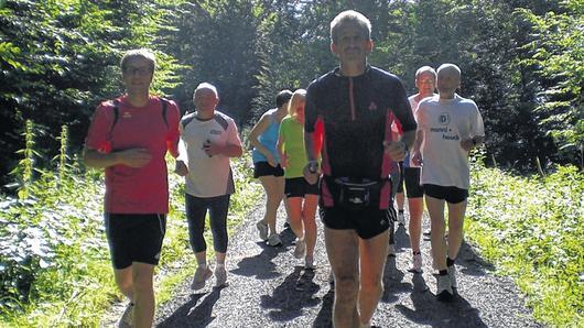 Die engsten Lauffreunde begleiteten den 56-jährigen Zeiler Ultraläufer bei seinem 150 000. gelaufenen Kilometer durch den Zeiler Wald. Die engsten Lauffreunde begleiteten den 56-jährigen Zeiler Ultraläufer bei seinem 150 000. gelaufenen Kilometer durch den Zeiler Wald.