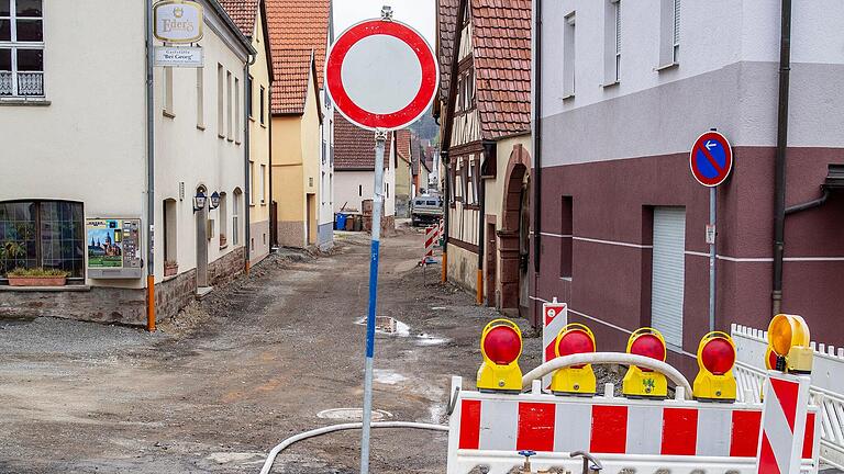 Die Löhleinstraße in Gambach wird noch für längere Zeit eine große Baustelle sein. Die Löhleinstraße in Gambach wird noch für längere Zeit eine große Baustelle sein.